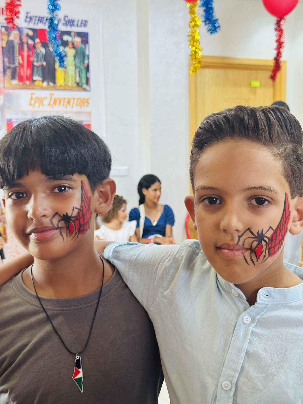 Deux enfants s'amusent lors d'un événement du centre