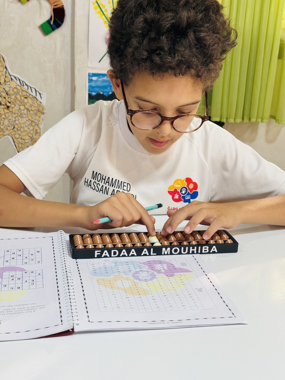 Deux enfants en atelier d'écriture