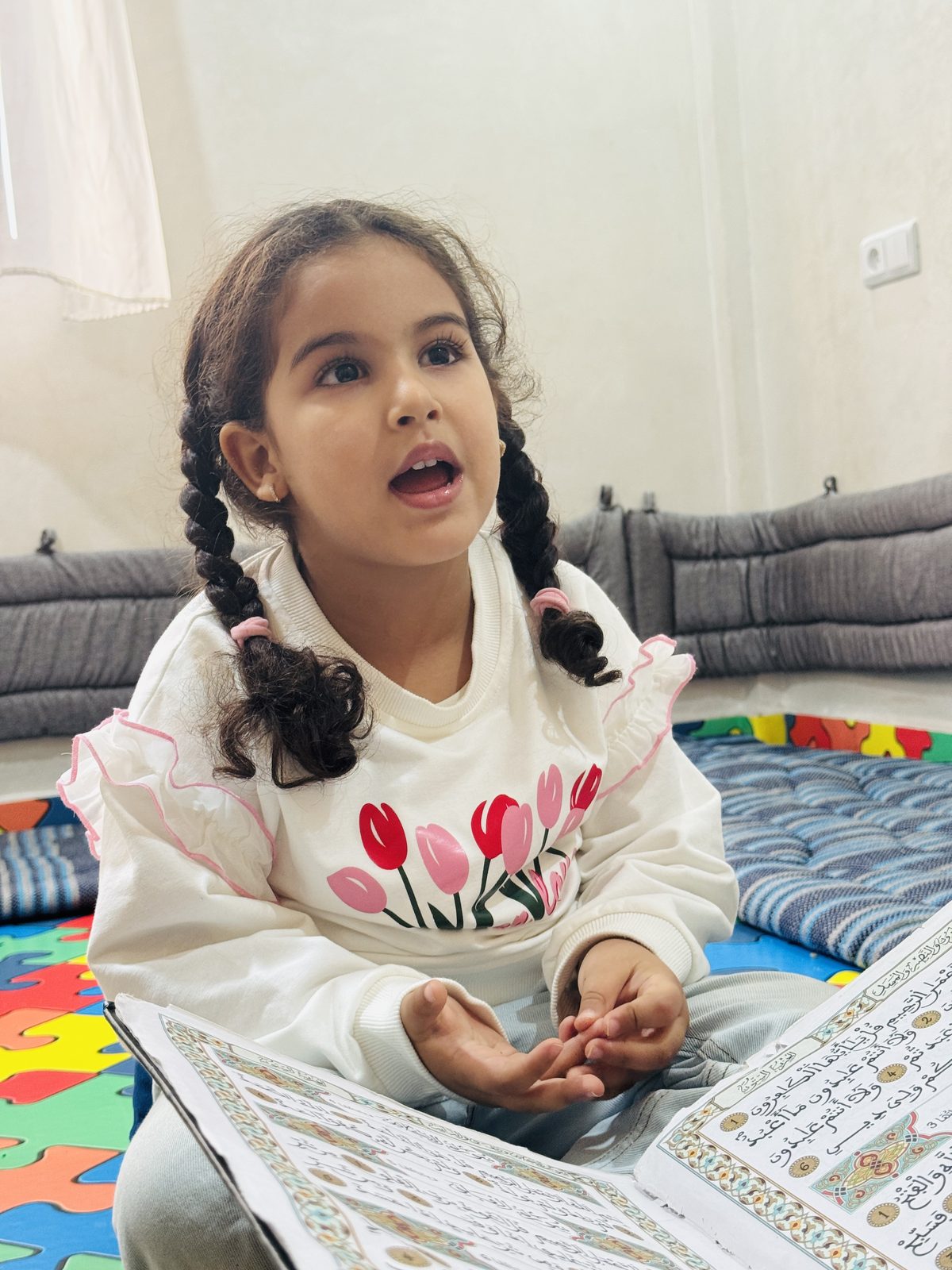Une enfant s'entraîne au calcul mental
