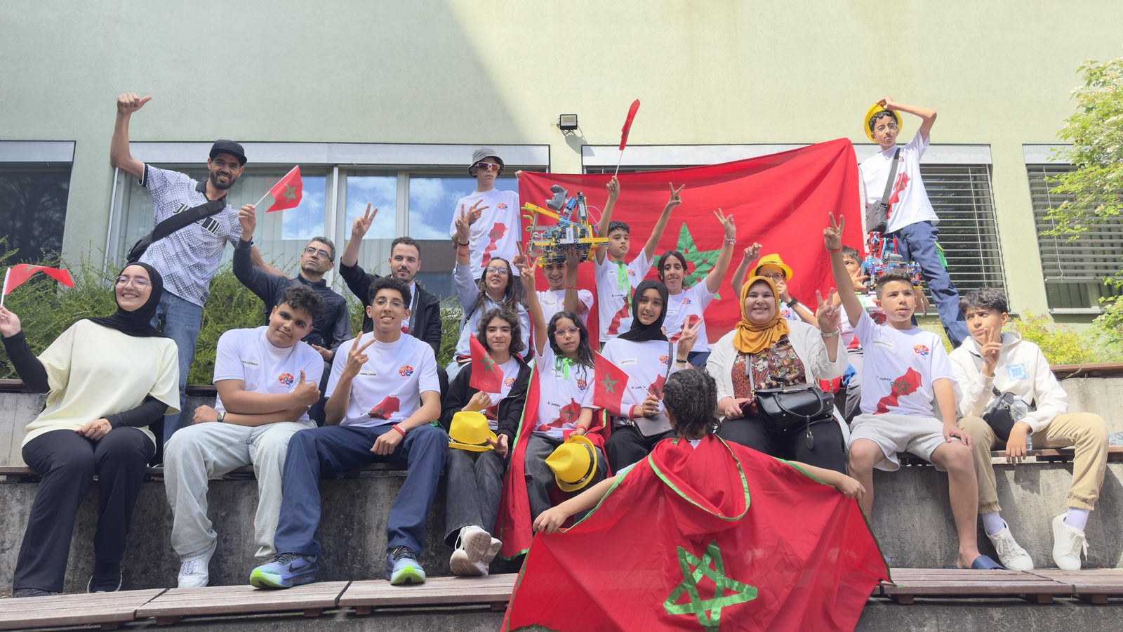 L'équipe FADAA Al Maouhiba célèbre sa victoire avec le drapeau marocain